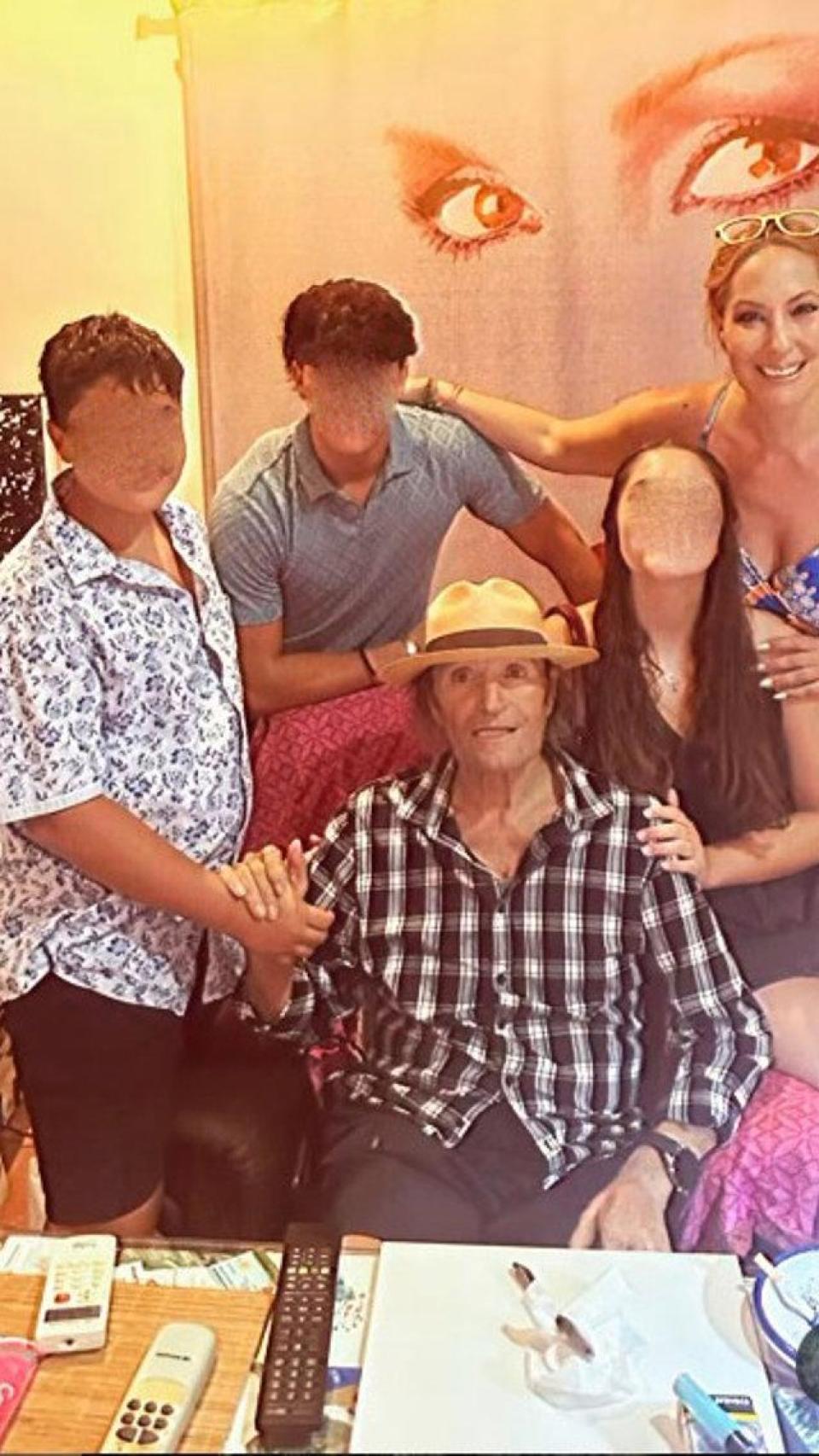 Amador Mohedano y la familia de su hija Chayo, en una fotografía de redes sociales.