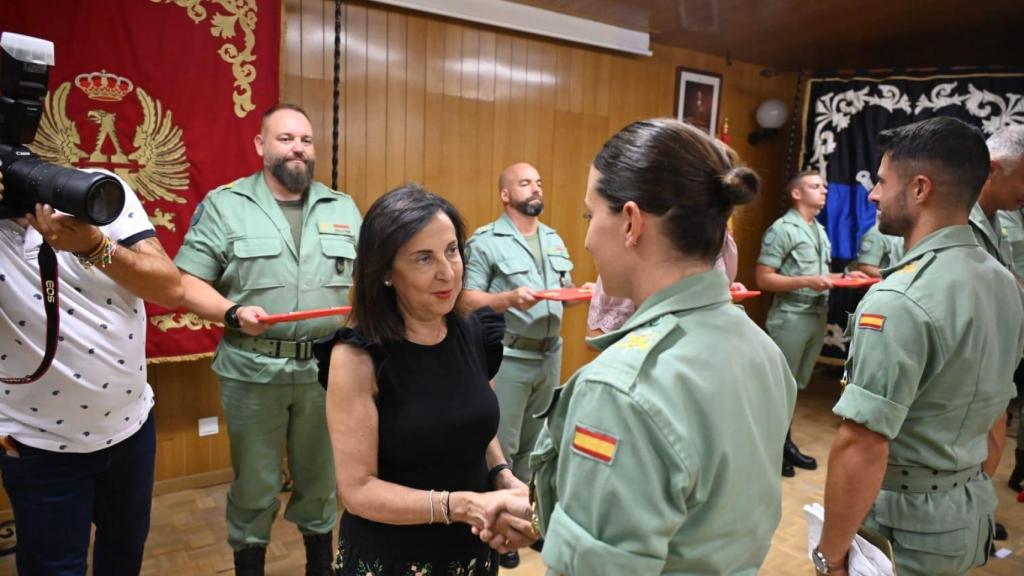 Entrega de medalla a dama legionaria por parte de la ministra Robles