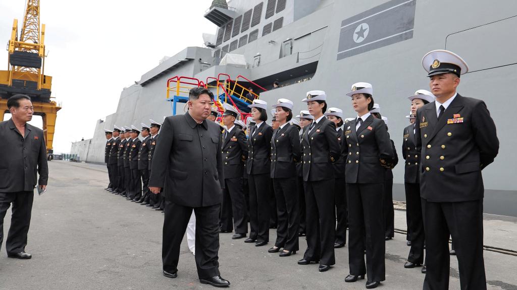 Kim Jong-un visita el destructor 'Choe Hyon'.