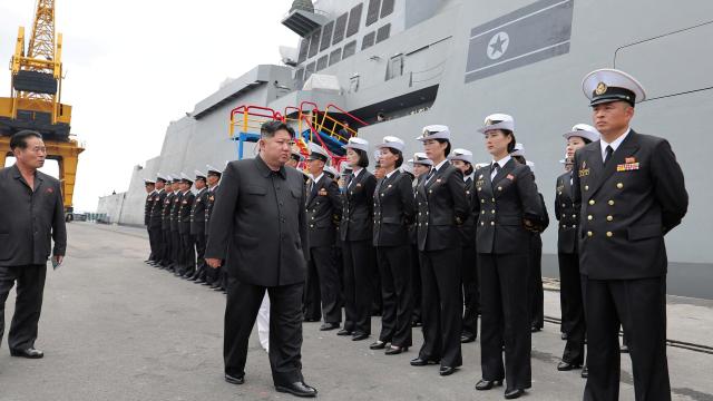 Kim Jong-un visita el destructor 'Choe Hyon'.