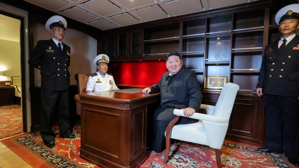 Kim Jong-un en el interior del destructor 'Choe Hyon'.