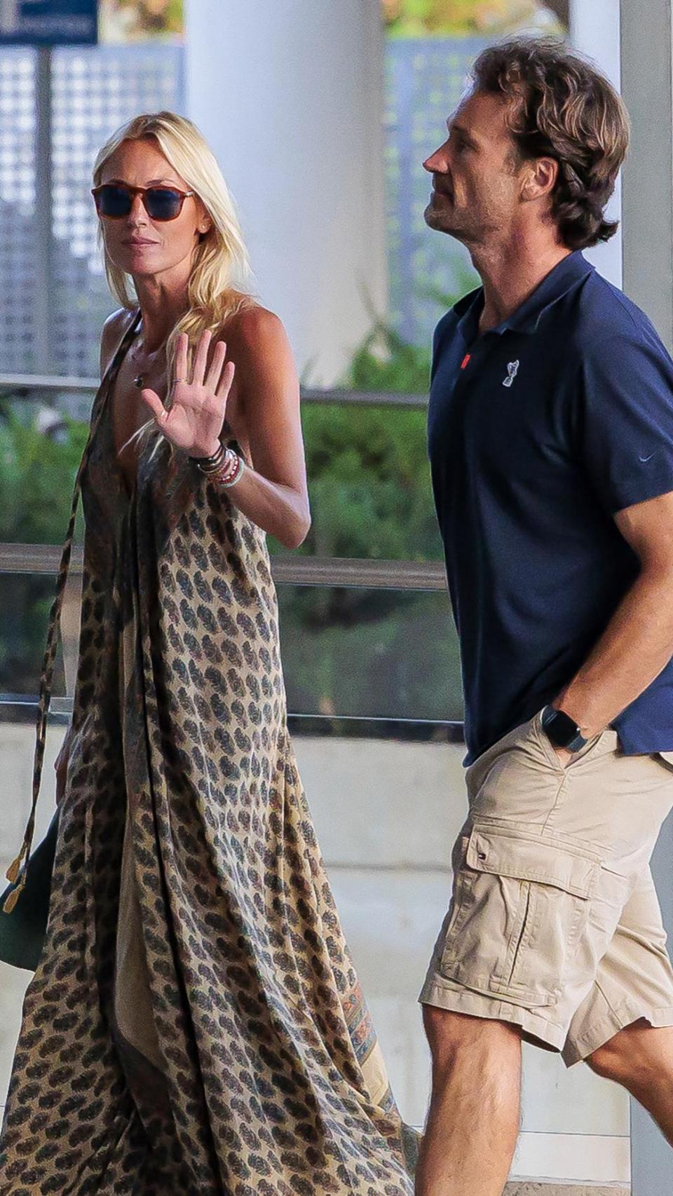 Carolina Cerezuela y Carlos Moyá, visitando a Jaime Anglada.