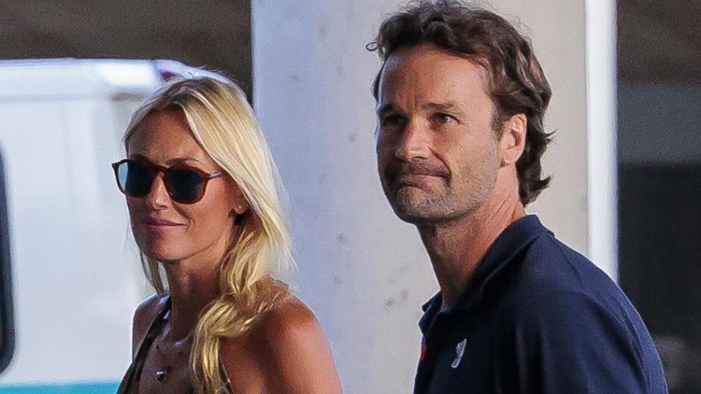 Cerezuela y Moyá, con gesto de preocupación y leve sonrisa, antes de entrar en el centro médico.