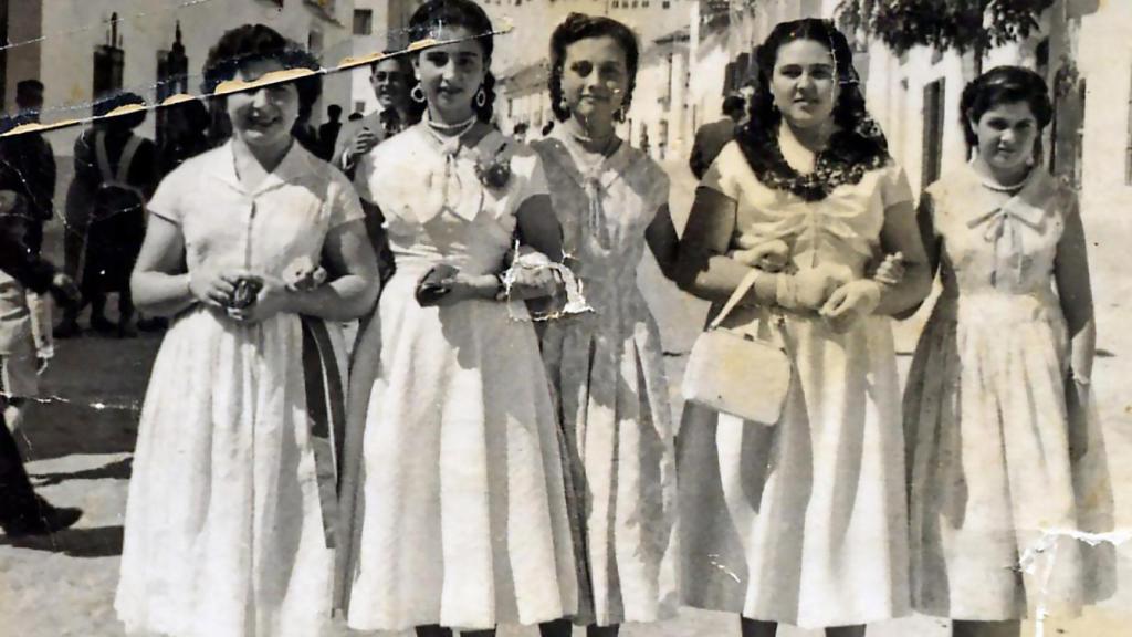 Grupo de amigas paseando por Villatobas,