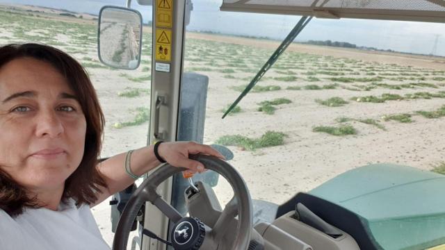 Conchi subida en su tractor.