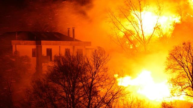 Una vivienda rodeada por las llamas