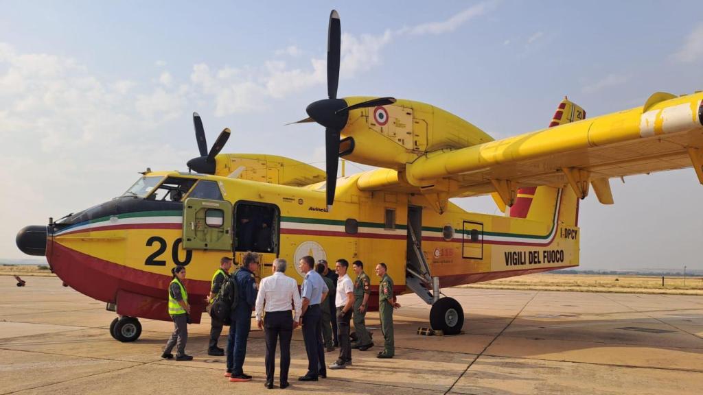 Avión apagafuegos de Italia en la base de Matacán (Salamanca)