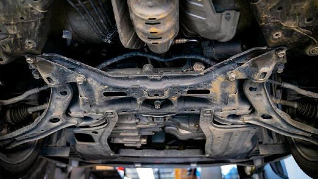 Imagen de la parte baja de un coche.