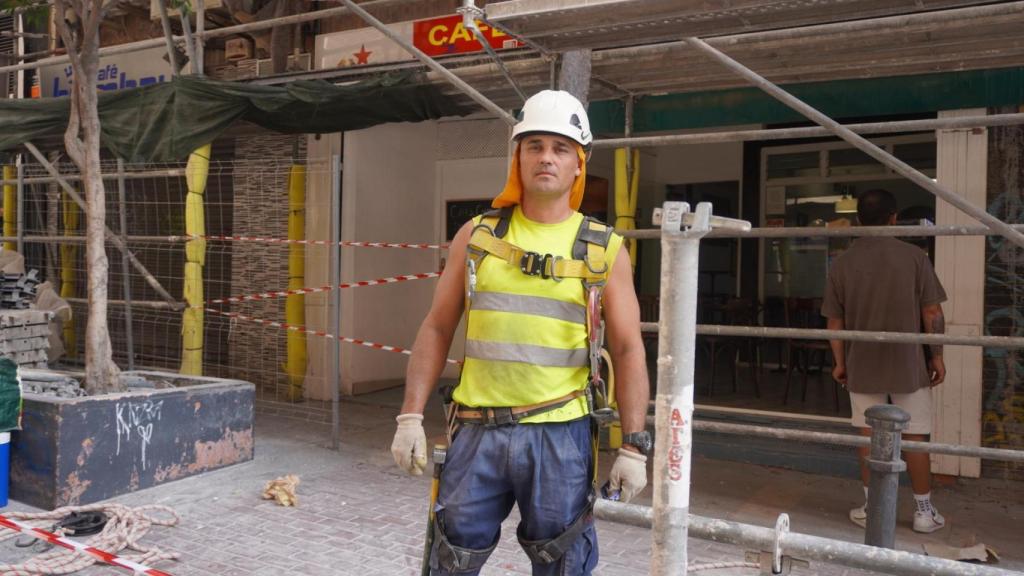 Jonathan Molina trabaja en el centro de Alicante.