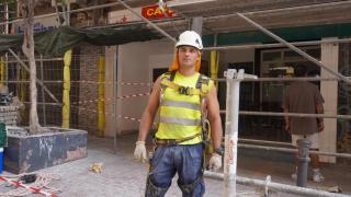 Jonathan Molina trabaja en el centro de Alicante.