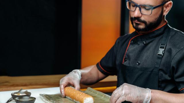 Un chef prepara salmón al estilo sushi. (Ivan Samkov / Pexels)