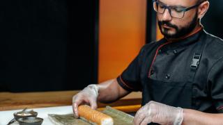 Un chef prepara salmón al estilo sushi. (Ivan Samkov / Pexels)