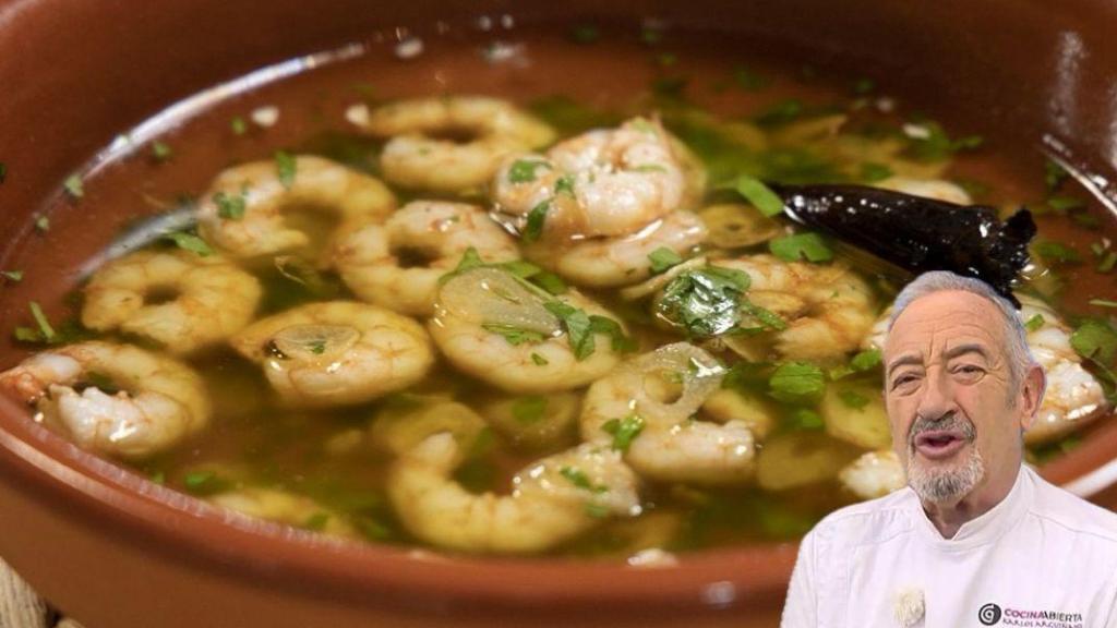 Imagen de Karlos Arguiñano junto a un plato de gambas al ajillo recién hechas.