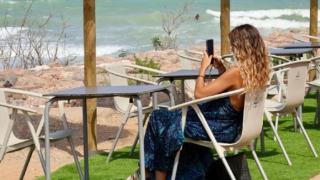 El chiringuito de un pueblo de Valencia con el mejor atardecer al lado de la playa.