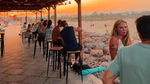 El chiringuito de un pueblo de Valencia con el mejor atardecer al lado de la playa.