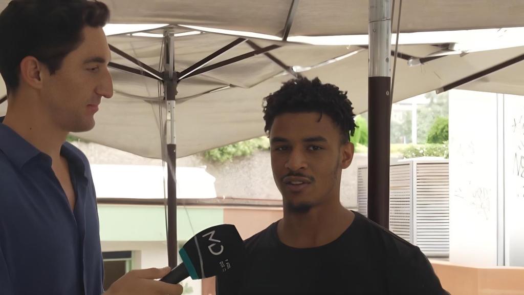 Un camarero se queja del calor.