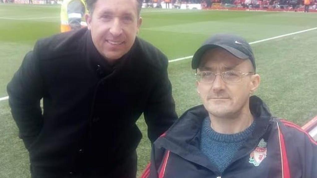 Mark Mogan, el aficionado del Liverpool detenido por insultos racistas, junto a Robbie Fowler
