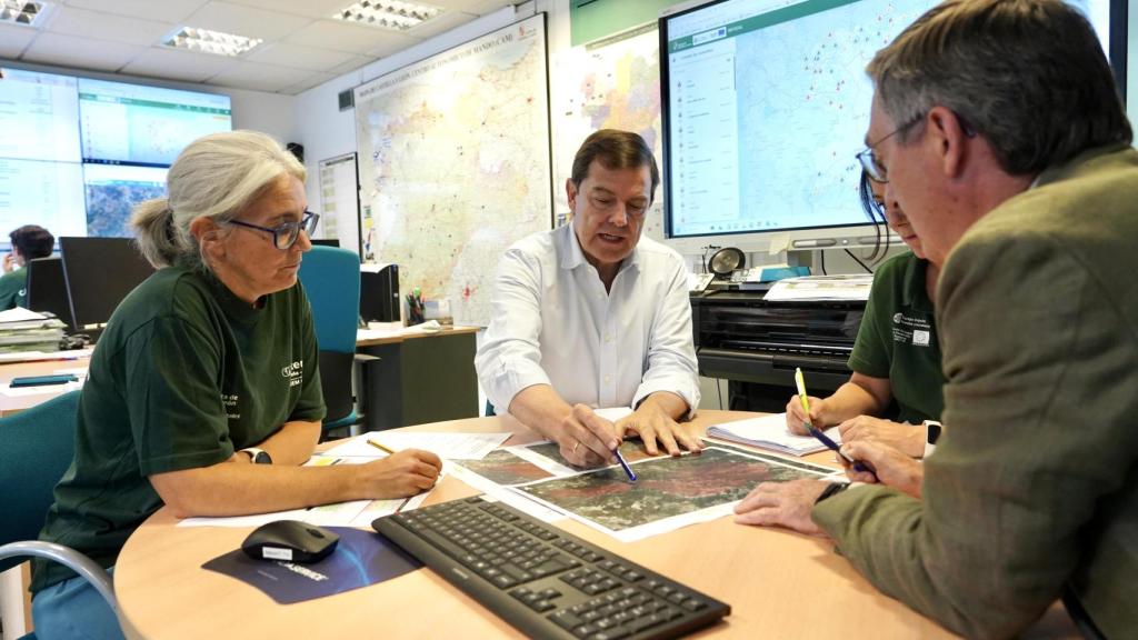 El presidente de la Junta de Castilla y León, Alfonso Fernández Mañueco, acude al Centro Autonómico de Mando.