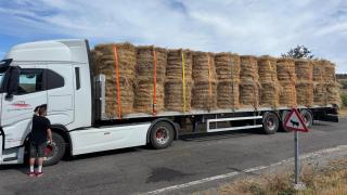 Un camión cargado con comida para los animales en Chandrexa de Queixa.