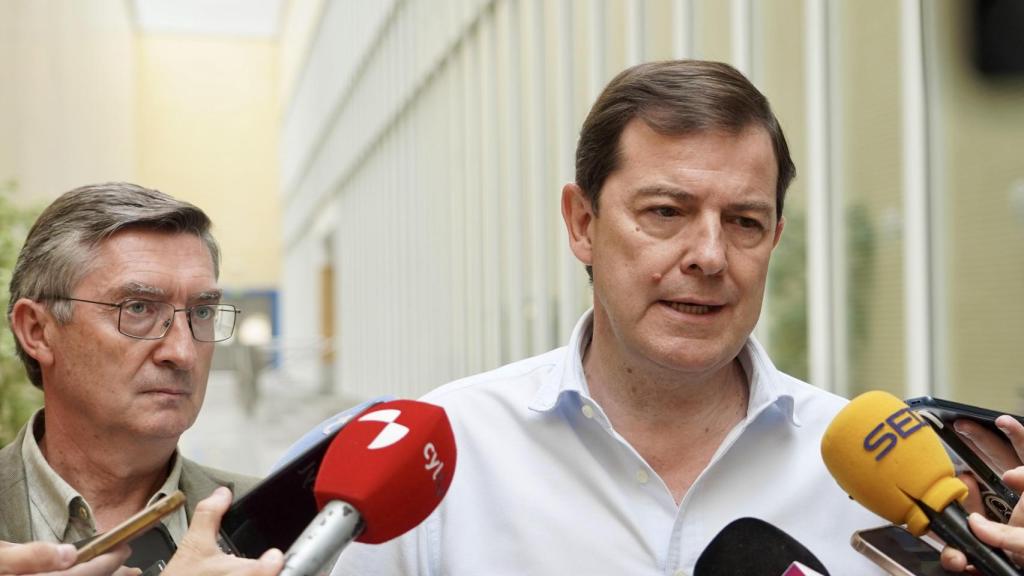 El presidente de la Junta de Castilla y León, Alfonso Fernández Mañueco, acompañado por José Ángel Arranz, atiende a los medios tras visitar el Centro Autonómico de Mando.