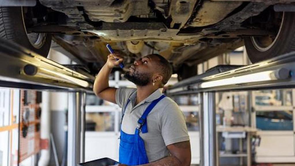 Imagen de la revisión de un coche.