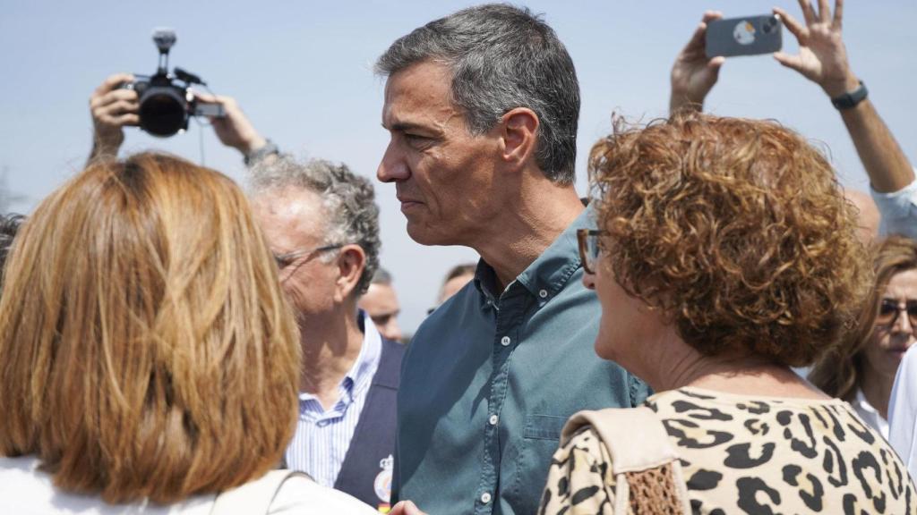 El presidente del Gobierno, Pedro Sánchez (c), durante su visita al Puesto de Mando Avanzado (PMA) del incendio de Jarilla