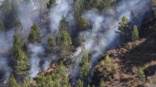 Humo procedente del fuego en la parroquia lucense de Bendollo (Quiroga).