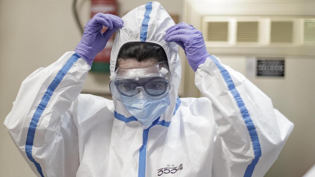 Una sanitaria, poniéndose el equipo de protección contra la Covid-19 en 2020.