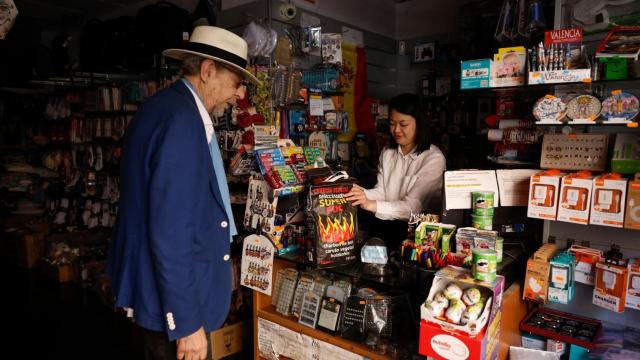 Un hombre comprando en un bazar. Efe / Biel Aliño