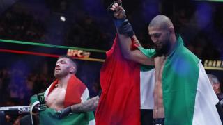 Khamzat Chimaev celebra su victoria contra Du Plessis