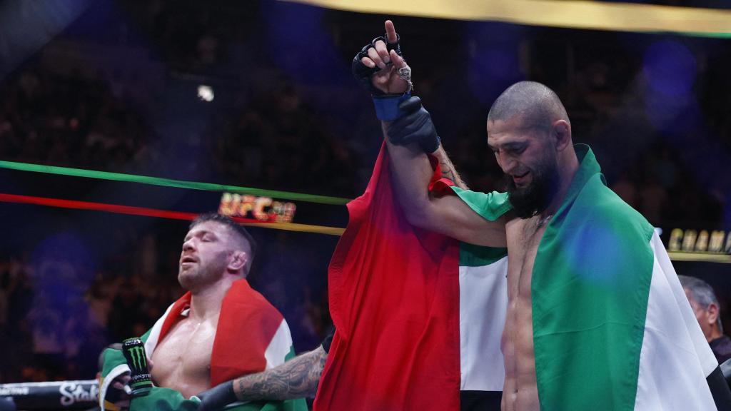 Khamzat Chimaev celebra su victoria contra Du Plessis