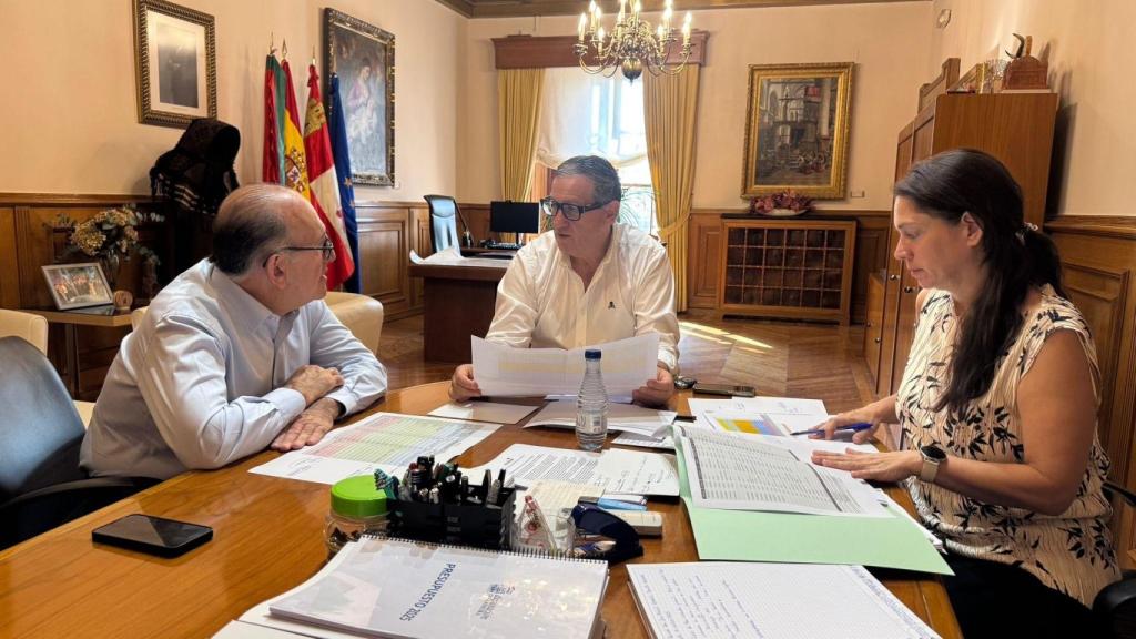 El presidente de la Diputación de Zamora, Javier Faúndez, con el director general de SomaCyL José Manuel Jiménez