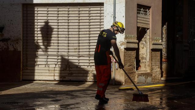 Un bombero realiza labores de limpieza en una calle cubierta de barro, a 28 de noviembre de 2024, en Paiporta (Valencia). Europa Press / Rober Solsona