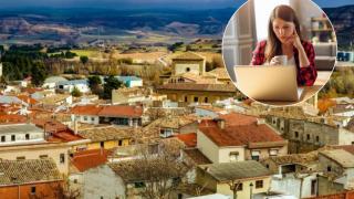 Montaje de una mujer teletrabajando con una imagen de Huete (Cuenca).