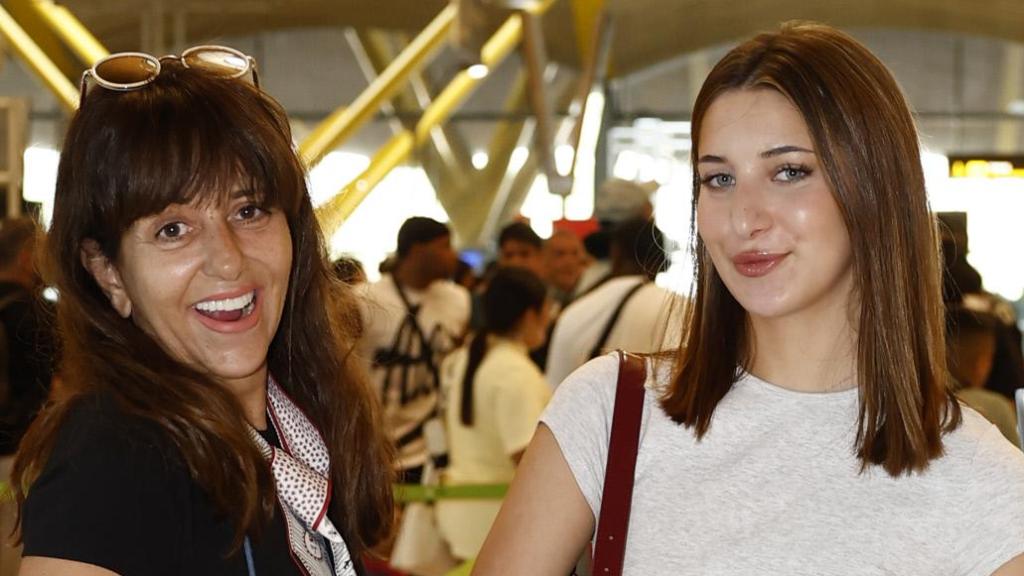 Yolanda Ramos y su sobrina Ainoa en el aeropuerto de Madrid este pasado lunes, 18 de agosto.