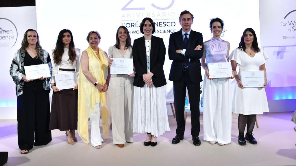 Foto de familia durante la ceremonia de recepción de los galardones, celebrada en el Teatro Real de Madrid.