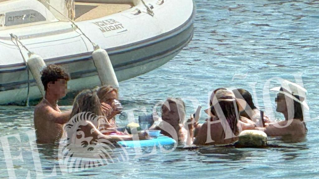 Terelu Campos, charlando con sus amigos mientras picotean sobre la tabla de sutf.