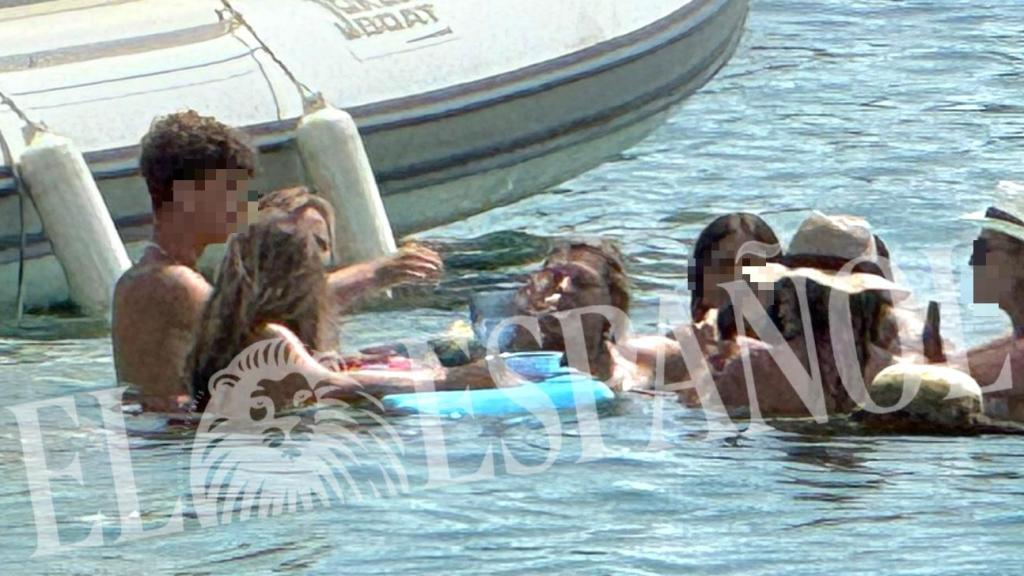 La hija de María Teresa Campos, refrescándose mientras departe con sus amigos.