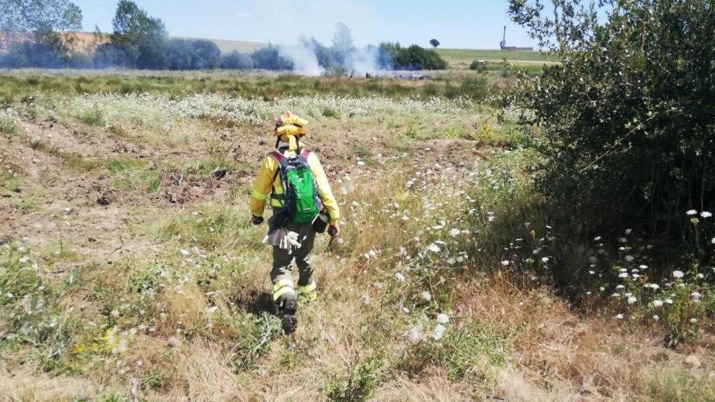 Sara Mateos, agente medioambiental en León, luchando contra un fuego