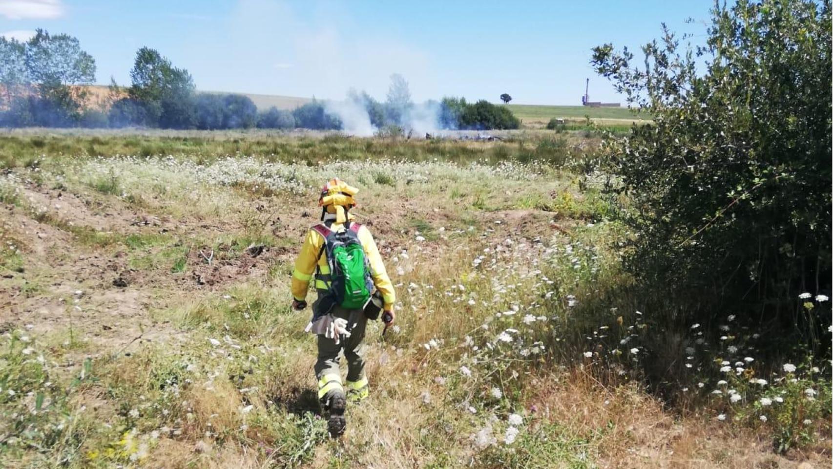 Una agente medioambiental trabajando en un incendio en la provincia de León