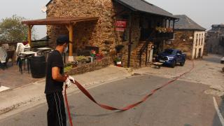 Vecinos del Acebo de San Miguel (León), realizan desbroces alrededor del pueblo ante la posible llegada del fuego