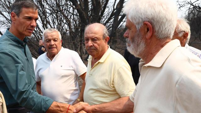 El presidente del Gobierno, Pedro Sánchez, estrecha la mano al alcalde de Lubián, Felipe Lubián, en su visita a Molezuelas de la Carballeda