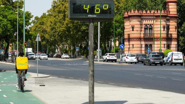 Un termómetro marca los 46 grados en Sevilla.