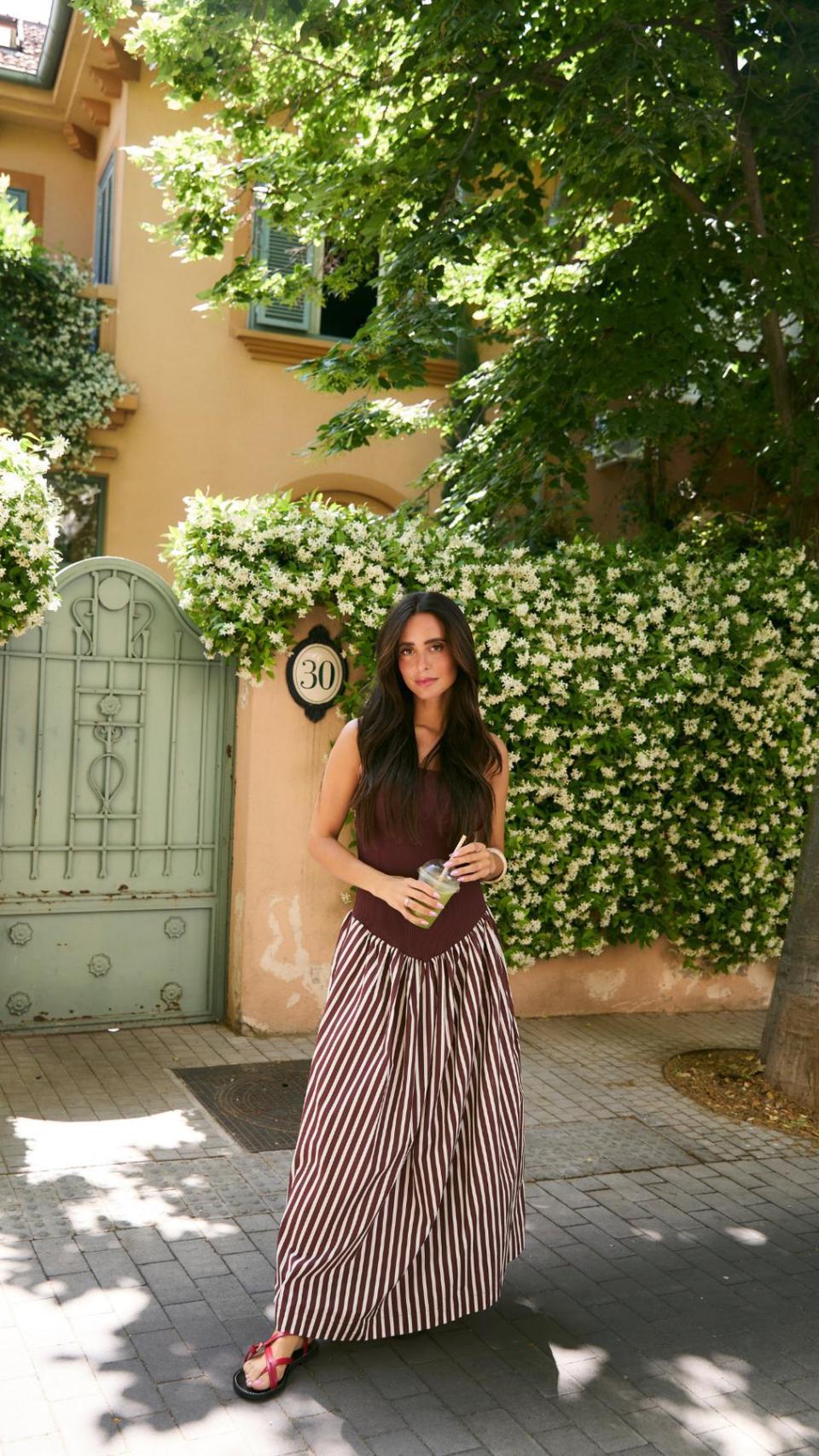 María Fernández-Rubíes, con el vestido María combinado marrón de Sophie & Lucie.
