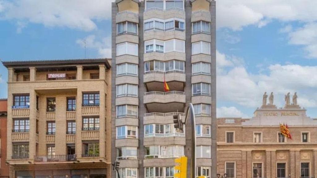 Fachada del edificio con el piso okupado más caro de Zaragoza