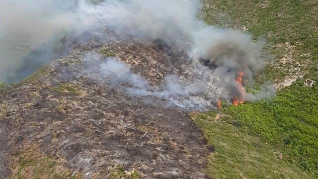 Los bomberos trabajan en la extinción de un incendio en Artana.