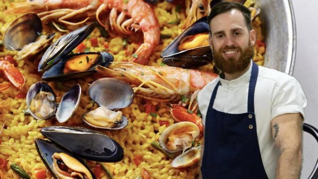 El chef Alfredo Vozmediano y una paella de arroz con marisco.