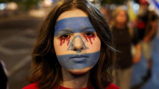 Protesta en Tel Aviv exige liberación de los rehenes israelíes en Gaza y el fin de la guerra.