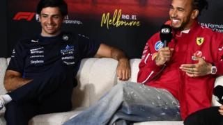 Carlos Sainz y Lewis Hamilton, en la rueda de prensa de la FIA en Melbourne.
