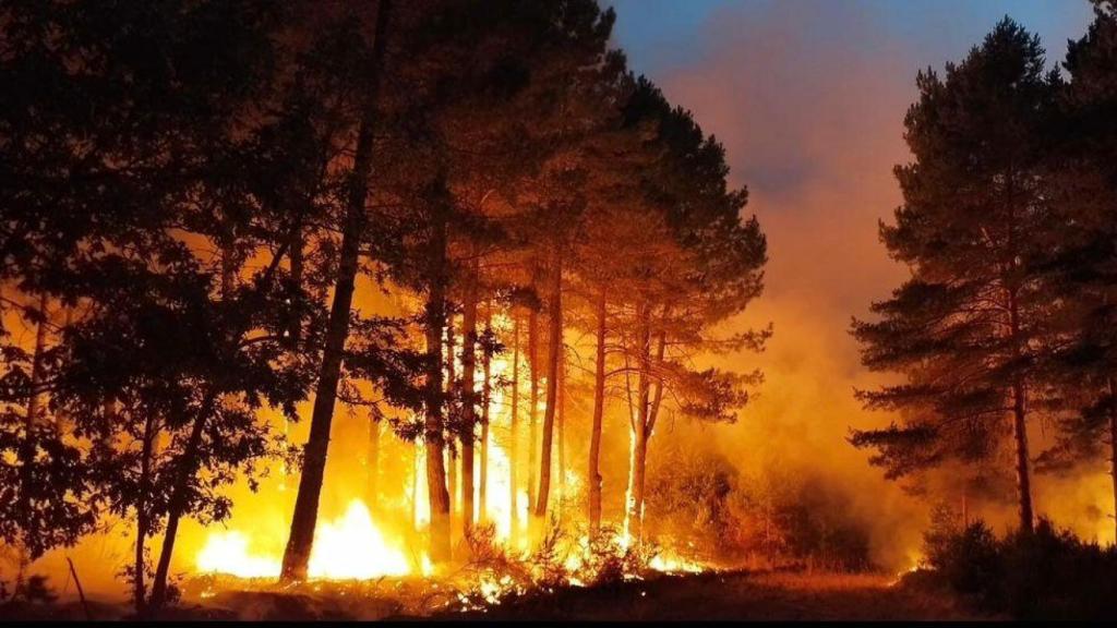 Fotografía del incendio en San Pedro de Cansoles, una localidad del municipio de Guardo (Palencia), tomada por un vecino.